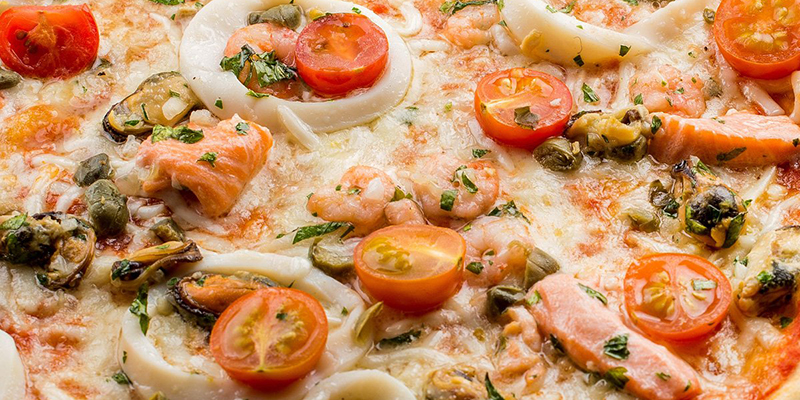 Аппетитная пицца с большим количеством морепродуктов