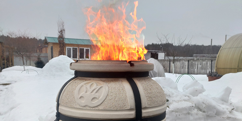 Повар готовит к использованию глиняную печь