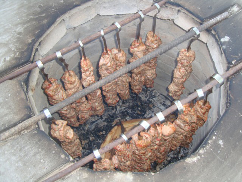 Мясо прожаривается в самодельном тандыре