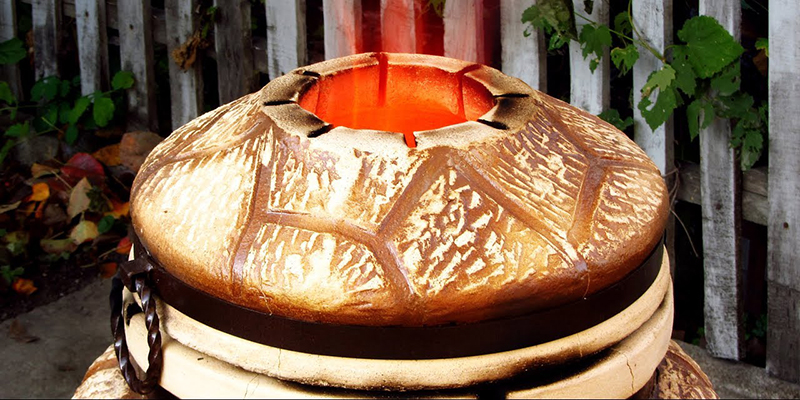 Керамическая печь расположена возле забора