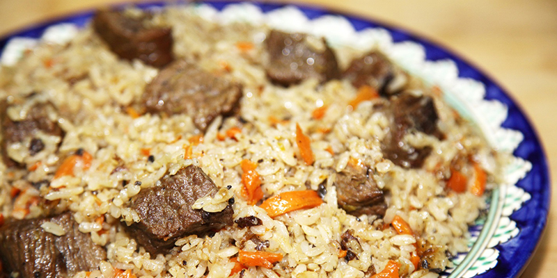 Рассыпчатый рис с говяжьим мясом, морковью и луком