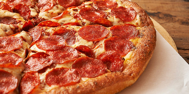 Пицца Пепперони с сырокопченой колбаской подана к столу
